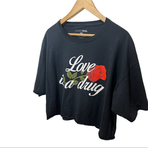 FASHION NOVA BLACK GRAPHIC ROSE CROP SS TEE - Picture 2 of 15